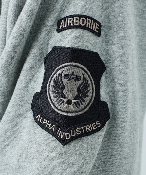 Alpha Industries（アルファインダストリーズ）の「【直営店限定】パッチドクルーネックスウェット（スウェット・メンズ・ホワイト/ブラック/ヘザーグレー・MEDIUM/LARGE/X-LARGE）」の21枚目の写真