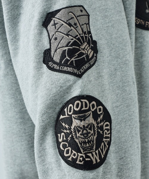 Alpha Industries（アルファインダストリーズ）の「【直営店限定】パッチドクルーネックスウェット（スウェット・メンズ・ホワイト/ブラック/ヘザーグレー・MEDIUM/LARGE/X-LARGE）」の18枚目の写真