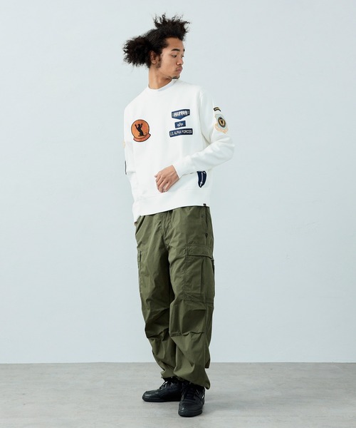 Alpha Industries（アルファインダストリーズ）の「【直営店限定】パッチドクルーネックスウェット（スウェット・メンズ・ホワイト/ブラック/ヘザーグレー・MEDIUM/LARGE/X-LARGE）」の17枚目の写真