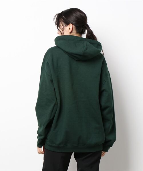 ECRIRE（エクリール）の「【ぴょんコラボ】GILDANロゴプリントパーカー（パーカー・レディース・ダークグリーン/オフホワイト/サンドグレー・L）」の6枚目の写真