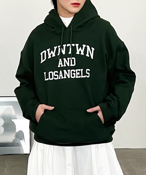 ECRIRE（エクリール）の「【ぴょんコラボ】GILDANロゴプリントパーカー（パーカー・レディース・ダークグリーン/オフホワイト/サンドグレー・L）」の3枚目の写真