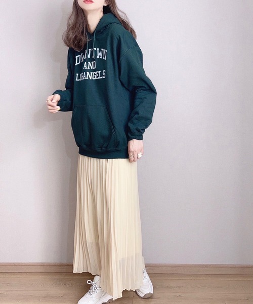 ECRIRE（エクリール）の「【ぴょんコラボ】GILDANロゴプリントパーカー（パーカー・レディース・ダークグリーン/オフホワイト/サンドグレー・L）」の8枚目の写真