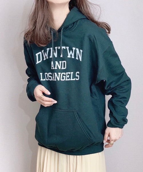 ECRIRE（エクリール）の「【ぴょんコラボ】GILDANロゴプリントパーカー（パーカー・レディース・ダークグリーン/オフホワイト/サンドグレー・L）」の13枚目の写真