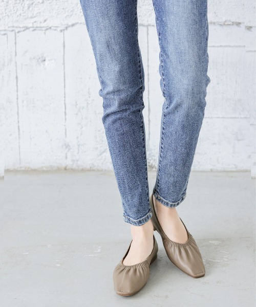 SUGAR BISKET（シュガービスケット）の「フロントギャザーフラットシューズ（パンプス・レディース・ブラック/アイボリー/グレイッシュベージュ・38/39/35/36/37）」の3枚目の写真