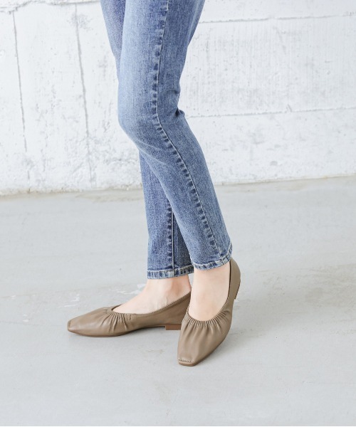 SUGAR BISKET（シュガービスケット）の「フロントギャザーフラットシューズ（パンプス・レディース・ブラック/アイボリー/グレイッシュベージュ・38/39/35/36/37）」の6枚目の写真