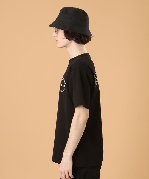 AVIREX(アヴィレックス)の「VARSITY LOGO T-SHIRT 2.0 / ヴァーシティー ロゴ Tシャツ2.0 / AVIREX / アヴィレックス(Tシャツ/カットソー・メンズ・ダークグリーン/オフホワイト/ブラック/ネイビー/ピンク/マスタード/ブラウン・LARGE/XX-LARGE/X-LARGE/MEDIUM/L/XL/2XL/M)」の20枚目の写真