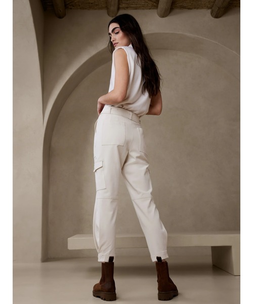 Banana Republic(バナナリパブリック)の「ハイライズ テーパード カーゴパンツ(カーゴパンツ・レディース・アイボリー/ブラック/ホワイト系その他・0/2/4/6/00/8)」の9枚目の写真