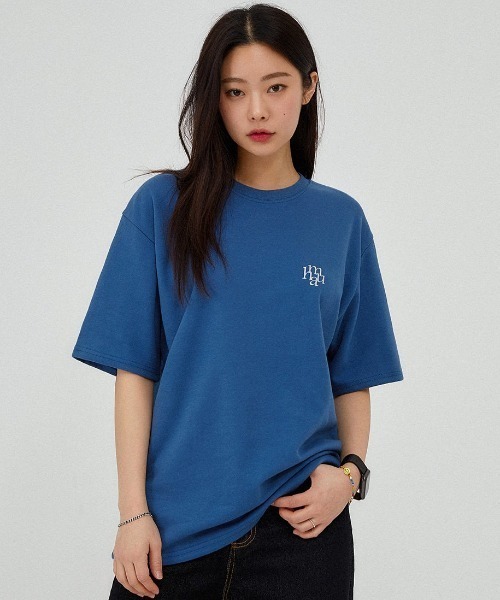 muahmuah（ムーアムーア）の「A'GEM/9 × .kom『muah muah/ムーアムーア』LETTERING LOGO HALF T-SHIRT/レタリングロゴ Tシャツ カットソー（Tシャツ/カットソー・レディース・ホワイト/インディゴブルー/ブラック/ライトグレー・FREE）」の4枚目の写真