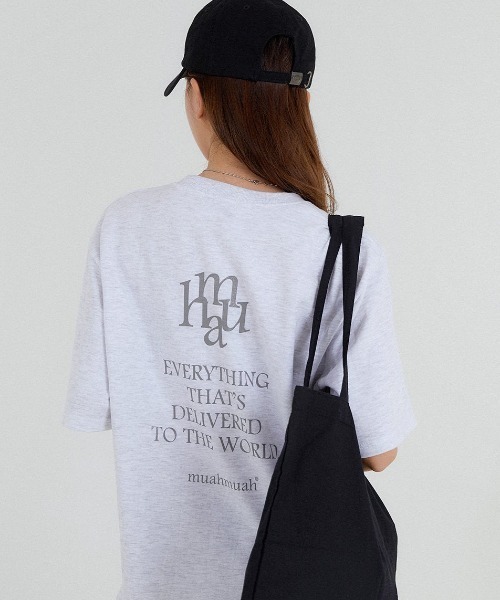 muahmuah（ムーアムーア）の「A'GEM/9 × .kom『muah muah/ムーアムーア』LETTERING LOGO HALF T-SHIRT/レタリングロゴ Tシャツ カットソー（Tシャツ/カットソー・レディース・ホワイト/インディゴブルー/ブラック/ライトグレー・FREE）」の3枚目の写真