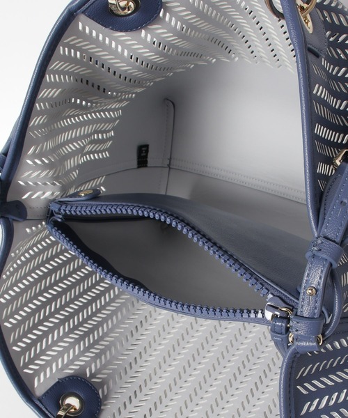 EMPORIO ARMANI（エンポリオアルマーニ）の「【エンポリオ アルマーニ】MyEA ミディアム パーフォレーション シェブロンモチーフ（ショルダーバッグ・レディース・ライトインディゴブルー・FREE）」の4枚目の写真