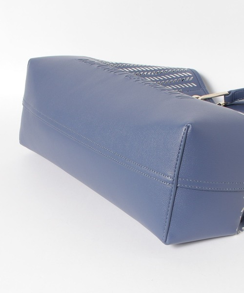 EMPORIO ARMANI（エンポリオアルマーニ）の「【エンポリオ アルマーニ】MyEA ミディアム パーフォレーション シェブロンモチーフ（ショルダーバッグ・レディース・ライトインディゴブルー・FREE）」の5枚目の写真