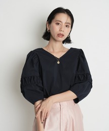 CADUNE（カデュネ）の「Vネックデザインスリーブブラウス