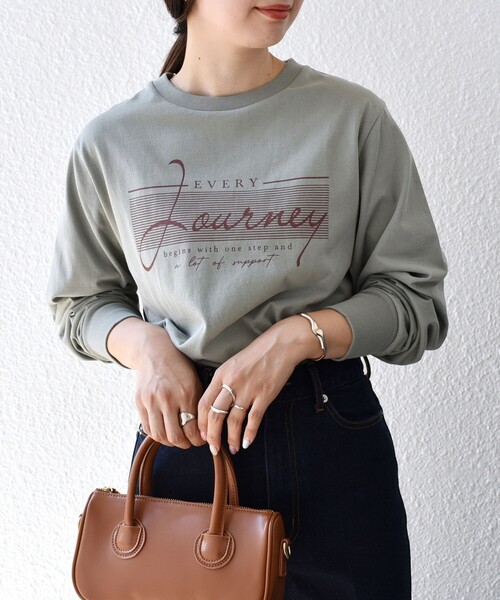 SHIPS(シップス)の「*バリエーションロゴロングスリーブTEE◇(Tシャツ/カットソー・レディース・ホワイト/チャコールグレー/ライトホワイト/オリーブ/ダークグレー/ライトオリーブ/プラム/パープル・ONE SIZE)」の6枚目の写真