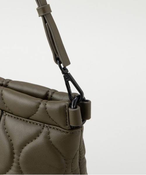 LE VERNIS（ル・ベルニ）の「LE VERNIS(ル・ベルニ)キルティングミニバッグ（ハンドバッグ・レディース・イエロー/オレンジ/カーキ/ブラック/ベージュ・FREE）」の16枚目の写真