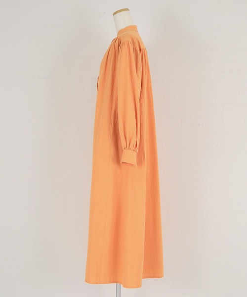 titivate(ティティベイト)の「バンドカラーボリュームギャザーワンピース(シャツワンピース・レディース・オレンジ/ライトピンク/ブラック/オフホワイト・M/S)」の7枚目の写真