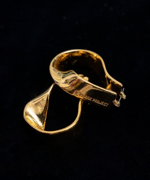 PRANK PROJECT(プランクプロジェクト)の「24金プレーティングロゴプレートツイストピアス/24K Coated Logo Plate Twisted Earrings(ピアス(両耳用)・レディース・ゴールド・FREE)」の7枚目の写真