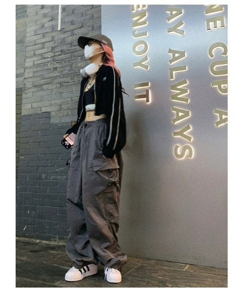 DEVICE（デバイス）の「ストリートデザイン ルーズ ワイド カーゴパンツ パラシュートパンツ（カーゴパンツ・レディース・ブラック/グレー・FREE）」の20枚目の写真