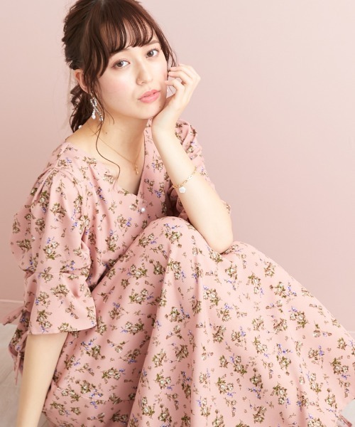 marun(マルン)の「<大きいサイズ> サイドドロストフラワープリントワンピース marun(ワンピース・レディース・ブラック/ピンク・LL/L/3L/4L/5L)」の2枚目の写真