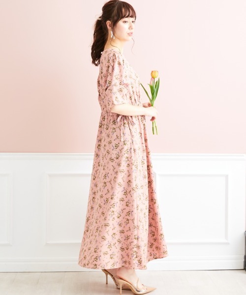 marun(マルン)の「<大きいサイズ> サイドドロストフラワープリントワンピース marun(ワンピース・レディース・ブラック/ピンク・LL/L/3L/4L/5L)」の16枚目の写真