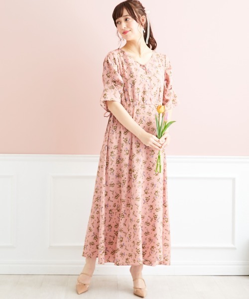 marun(マルン)の「<大きいサイズ> サイドドロストフラワープリントワンピース marun(ワンピース・レディース・ブラック/ピンク・LL/L/3L/4L/5L)」の4枚目の写真