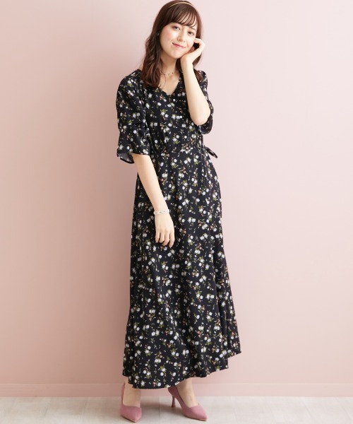marun(マルン)の「<大きいサイズ> サイドドロストフラワープリントワンピース marun(ワンピース・レディース・ブラック/ピンク・LL/L/3L/4L/5L)」の7枚目の写真