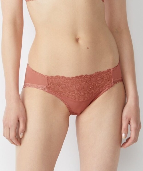 AMOSTYLE BY Triumph（アモスタイルバイトリンプ）の「レギュラーショーツ シャイニング バタフライ AMST966 Hikini JX（ショーツ・レディース・パープル/ブラック/テラコッタ・L/M）」の2枚目の写真