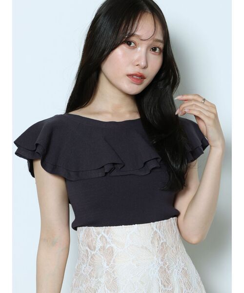 MERCURYDUO（マーキュリーデュオ）の「2WAYラッフルノースリニット（ニット/セーター・レディース・オフホワイト/ブラック/チャコールグレー/レッド/ベビーピンク・FREE）」の4枚目の写真