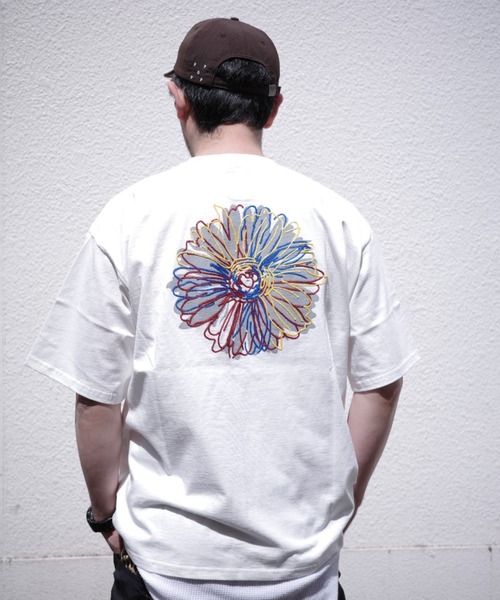 BEAVER(ビーバー)の「B omnivore/ビーオムニボー BIG FLOWER TEE 16/S オープンエンド天竺 Tシャツ(Tシャツ/カットソー・メンズ・ブラック/ホワイト・L/M)」の2枚目の写真