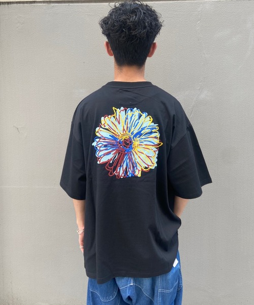 BEAVER(ビーバー)の「B omnivore/ビーオムニボー BIG FLOWER TEE 16/S オープンエンド天竺 Tシャツ(Tシャツ/カットソー・メンズ・ブラック/ホワイト・L/M)」の1枚目の写真