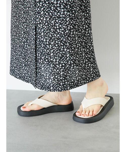 ehka sopo（エヘカソポ）の「ボリュームトングサンダル（サンダル・レディース・ベージュ/オフホワイト/ブラック・M/L）」の16枚目の写真