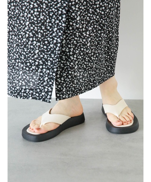 ehka sopo（エヘカソポ）の「ボリュームトングサンダル（サンダル・レディース・ベージュ/オフホワイト/ブラック・M/L）」の2枚目の写真