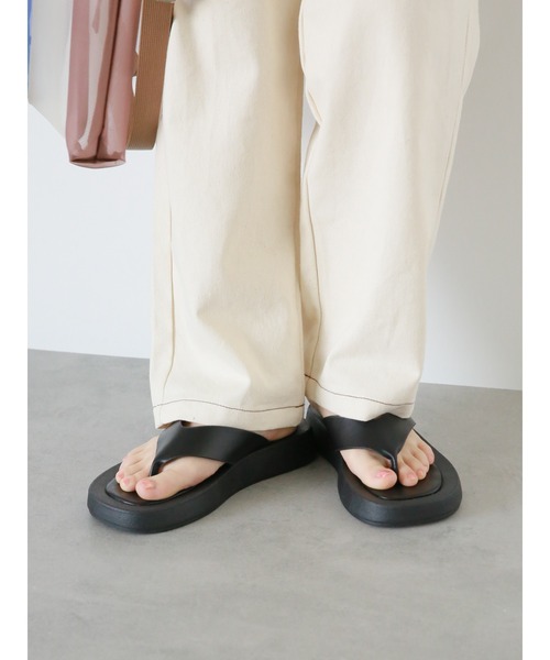 ehka sopo（エヘカソポ）の「ボリュームトングサンダル（サンダル・レディース・ベージュ/オフホワイト/ブラック・M/L）」の14枚目の写真