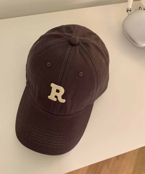 NANEA（ナネア）の「Rロゴ刺繍ベースボールキャップCAP帽子（キャップ・レディース・パープル/ネイビー/イエロー/グリーン/ホワイト/ブラウン/ブラック/ベージュ/オレンジ/ダークグリーン/ワインレッド/ブルー/ライトカーキ/チャコールグレー/モカ・フリー）」の4枚目の写真