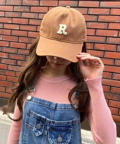 NANEA（ナネア）の「Rロゴ刺繍ベースボールキャップCAP帽子（キャップ・レディース・パープル/ネイビー/イエロー/グリーン/ホワイト/ブラウン/ブラック/ベージュ/オレンジ/ダークグリーン/ワインレッド/ブルー/ライトカーキ/チャコールグレー/モカ・フリー）」の5枚目の写真