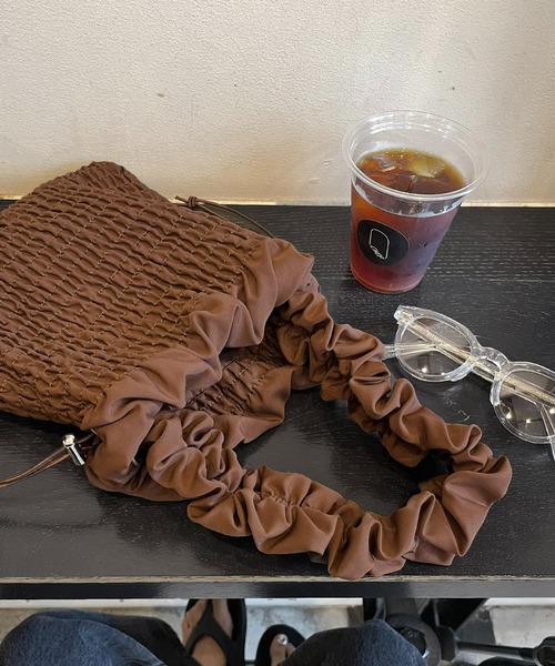 DISCOAT(ディスコート)の「【2WAY/WEB限定】シャーリングドローコードミニショルダーバッグ(ショルダーバッグ・レディース・ブラック/ブラウン/アイボリー・FREE)」の3枚目の写真