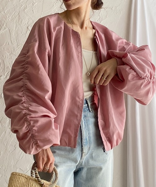 She's Closet(シーズクローゼット)の「ノーカラーボリューム袖シャーリングスリーブショートブルゾン(ブルゾン・レディース・ブラック/アイボリー/カーキ/モカ/ピンク・FREE)」の5枚目の写真