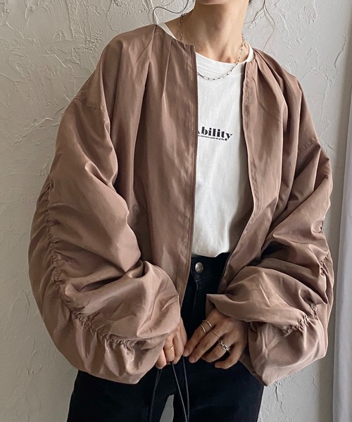 She's Closet(シーズクローゼット)の「ノーカラーボリューム袖シャーリングスリーブショートブルゾン(ブルゾン・レディース・ブラック/アイボリー/カーキ/モカ/ピンク・FREE)」の4枚目の写真