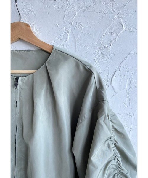 She's Closet(シーズクローゼット)の「ノーカラーボリューム袖シャーリングスリーブショートブルゾン(ブルゾン・レディース・ブラック/アイボリー/カーキ/モカ/ピンク・FREE)」の8枚目の写真
