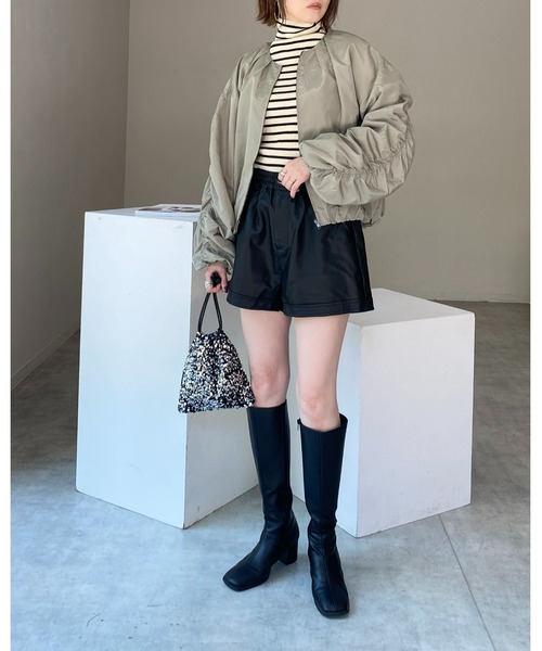 She's Closet(シーズクローゼット)の「ノーカラーボリューム袖シャーリングスリーブショートブルゾン(ブルゾン・レディース・ブラック/アイボリー/カーキ/モカ/ピンク・FREE)」の11枚目の写真