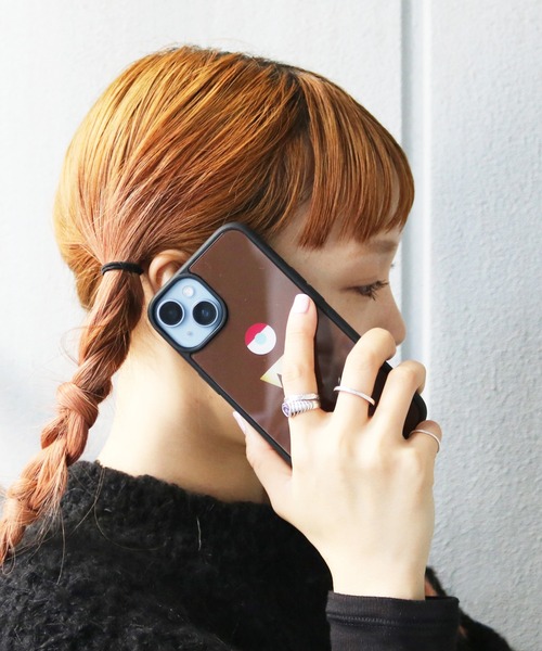 ACCOMMODE（アコモデ）の「【WEB限定】モンスター　背面アクリルiPhoneケース　14対応（スマホケース/カバー・レディース・グリーン/ネイビー/パープル/グレー/ピンク/ブラウン・iPhone 14）」の3枚目の写真