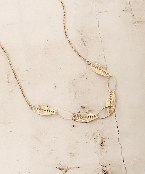 le.coeur blanc（ルクールブラン）の「リーフモチーフネックレス（ネックレス・レディース・ゴールド・FREE）」の2枚目の写真