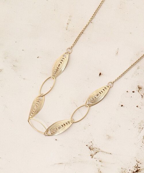 le.coeur blanc（ルクールブラン）の「リーフモチーフネックレス（ネックレス・レディース・ゴールド・FREE）」の5枚目の写真