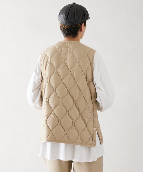 TAION（タイオン）の「【TAION / タイオン】別注 ミリタリー クルーネックダウンベスト（ダウンジャケット/コート・メンズ・ブラック/ベージュ/オリーブ・MEDIUM/LARGE）」の10枚目の写真