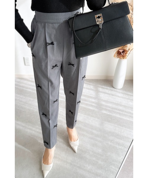 &. NOSTALGIA(アンドドットノスタルジア)の「【ZOZO限定】リボンテーパードパンツ(その他パンツ・レディース・グレー/ブラック・M)」の2枚目の写真