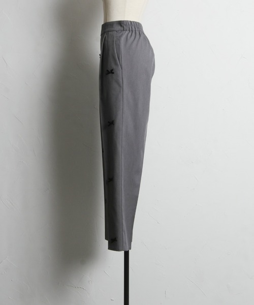 &. NOSTALGIA(アンドドットノスタルジア)の「【ZOZO限定】リボンテーパードパンツ(その他パンツ・レディース・グレー/ブラック・M)」の12枚目の写真