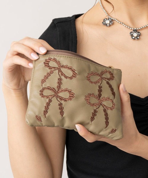 Casselini(キャセリーニ)の「Casselini(キャセリーニ)スカラップエンブロイダリーポーチ(ポーチ・レディース・ブラック/カーキ/ピンク/ブルー・FREE)」の1枚目の写真