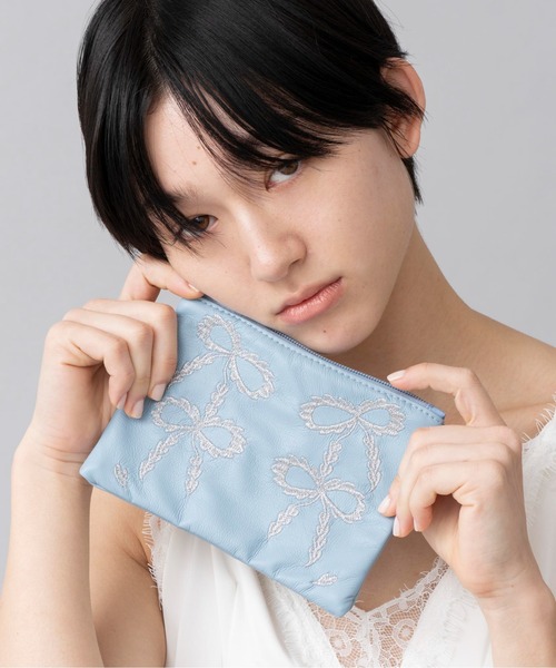 Casselini(キャセリーニ)の「Casselini(キャセリーニ)スカラップエンブロイダリーポーチ(ポーチ・レディース・ブラック/カーキ/ピンク/ブルー・FREE)」の3枚目の写真