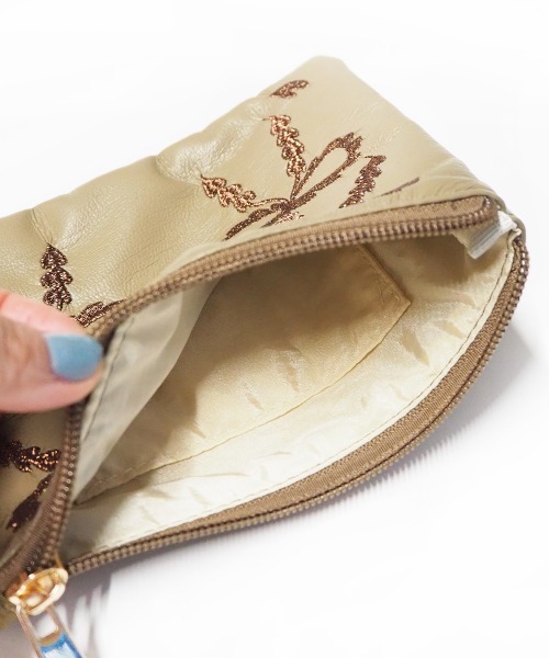 Casselini(キャセリーニ)の「Casselini(キャセリーニ)スカラップエンブロイダリーポーチ(ポーチ・レディース・ブラック/カーキ/ピンク/ブルー・FREE)」の7枚目の写真
