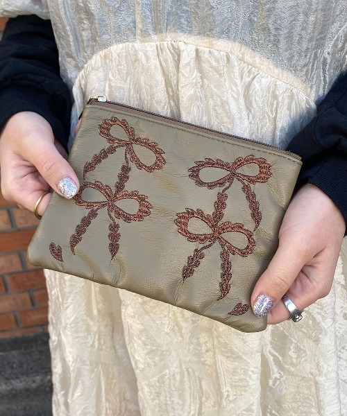 Casselini(キャセリーニ)の「Casselini(キャセリーニ)スカラップエンブロイダリーポーチ(ポーチ・レディース・ブラック/カーキ/ピンク/ブルー・FREE)」の18枚目の写真