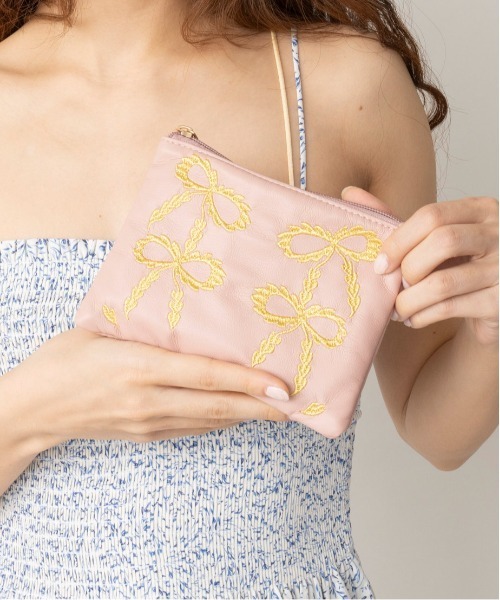 Casselini(キャセリーニ)の「Casselini(キャセリーニ)スカラップエンブロイダリーポーチ(ポーチ・レディース・ブラック/カーキ/ピンク/ブルー・FREE)」の16枚目の写真